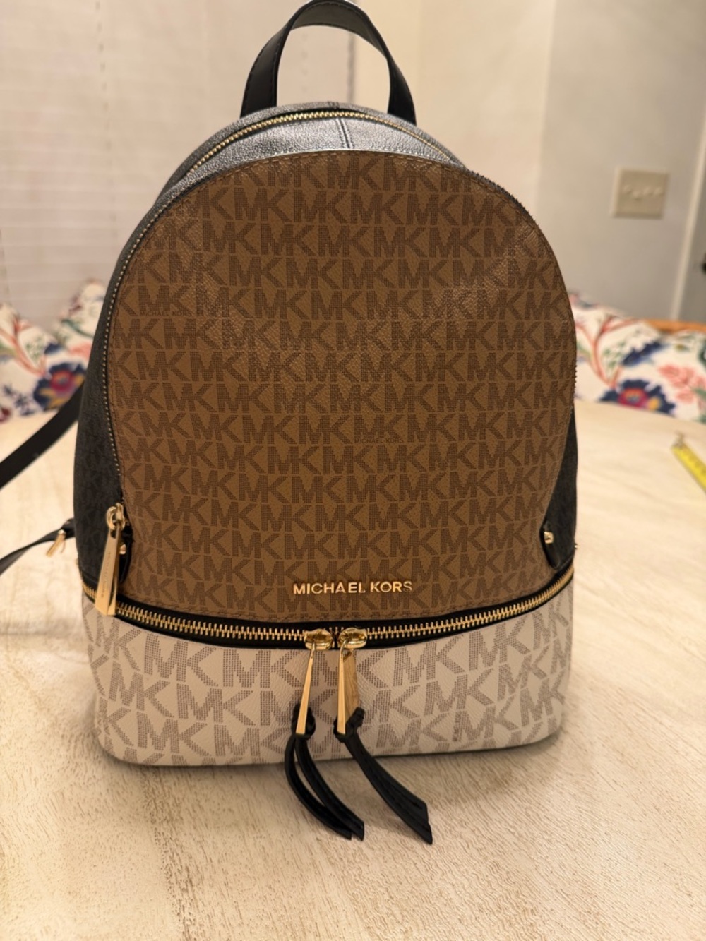MICHAEL KORS MEDIUM RHEA BACKPACK
BLACK/BROWN/CREAM